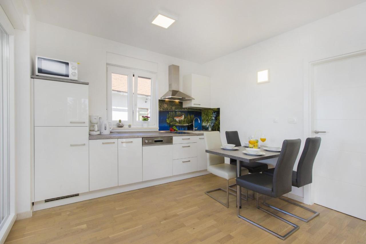 Apartments Luka Vodice Eksteriør billede